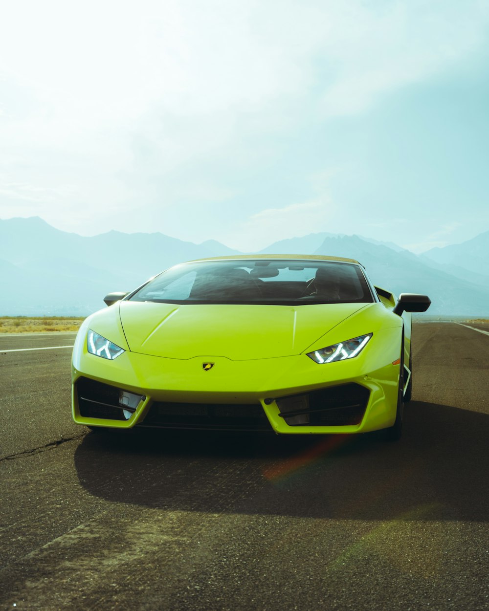 Gelber Lamborghini Aventador tagsüber unterwegs