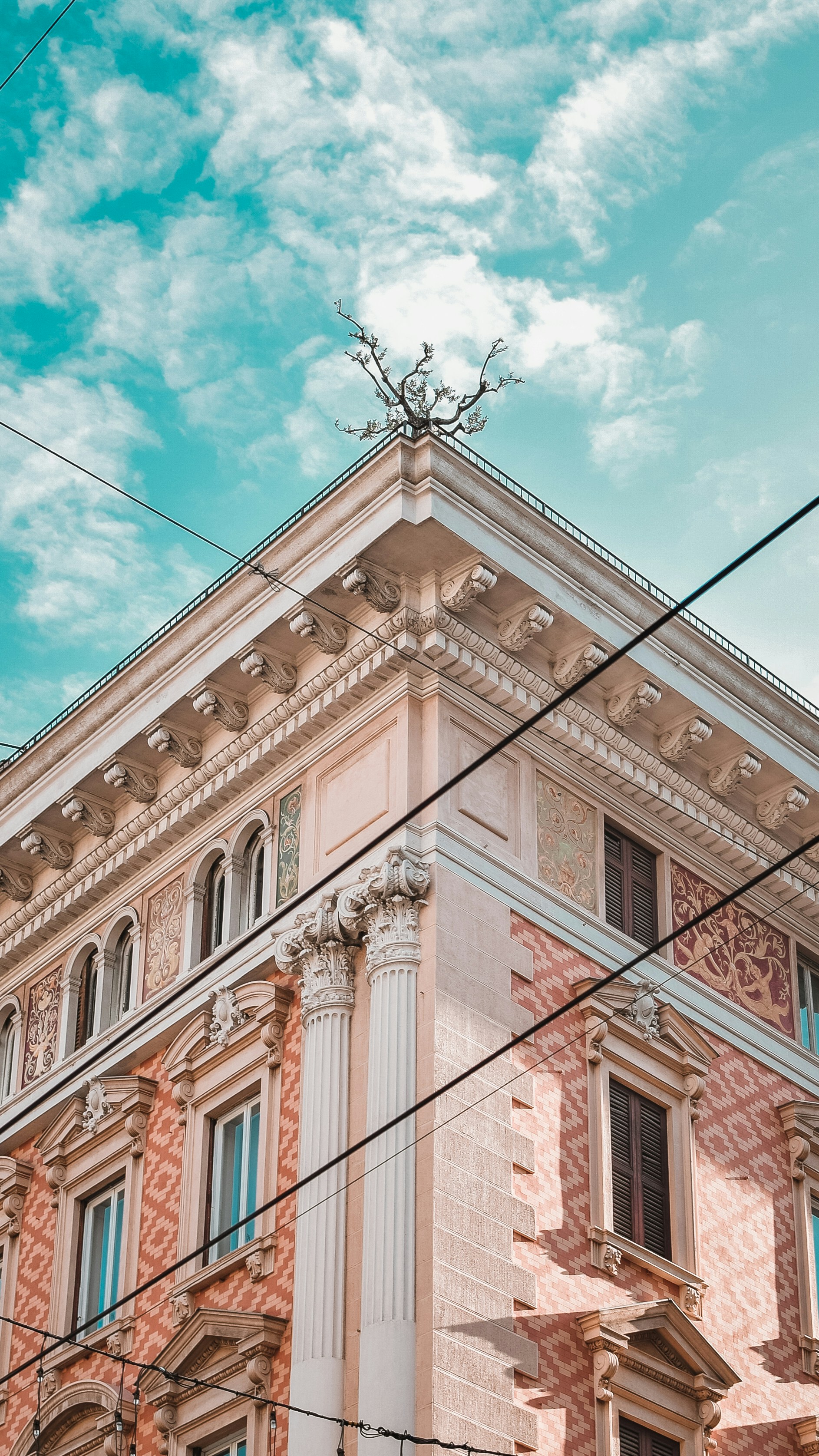 昼間の青空に浮かぶベージュのコンクリートの建物