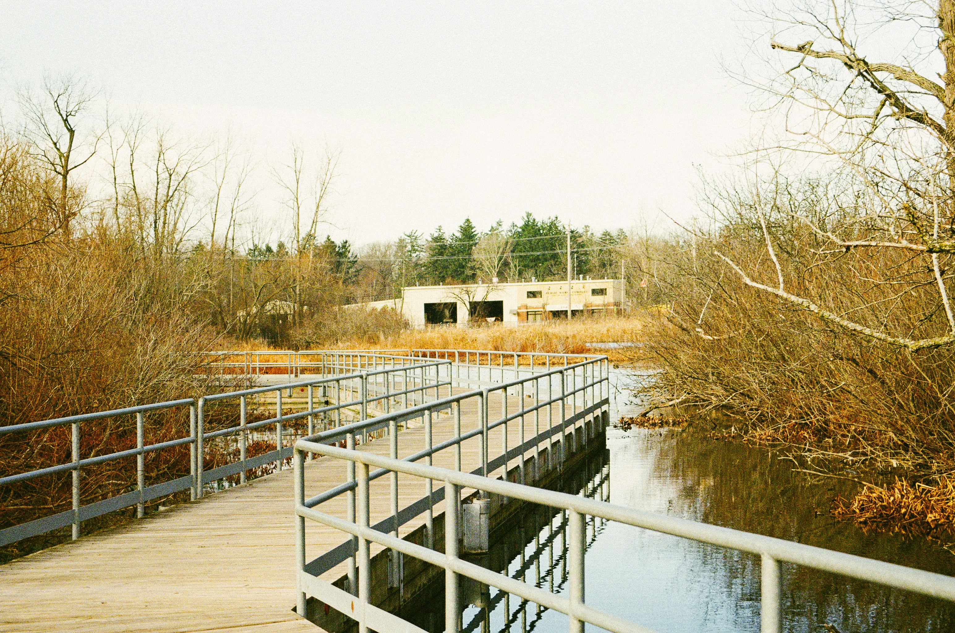 Weiße Holzbrücke über den Fluss