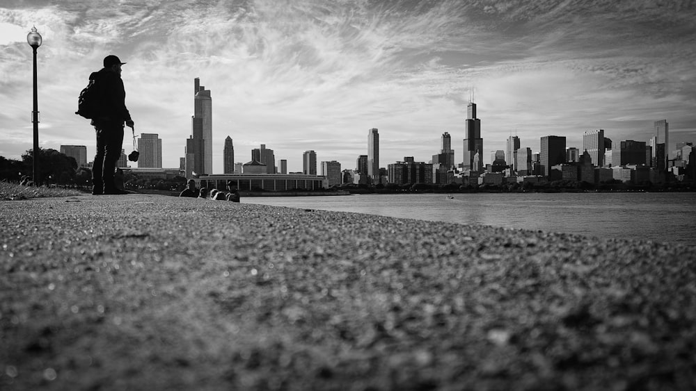 Foto en escala de grises del horizonte de la ciudad