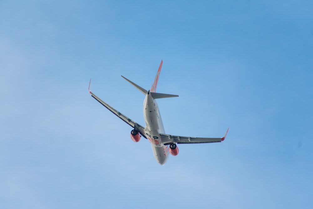 Weiß-rotes Flugzeug am Himmel