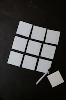 Seven sticky notes arranged in a circle, symbolizing the 7-day cycle structure.