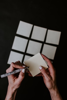 整理されたデスクとガジェット