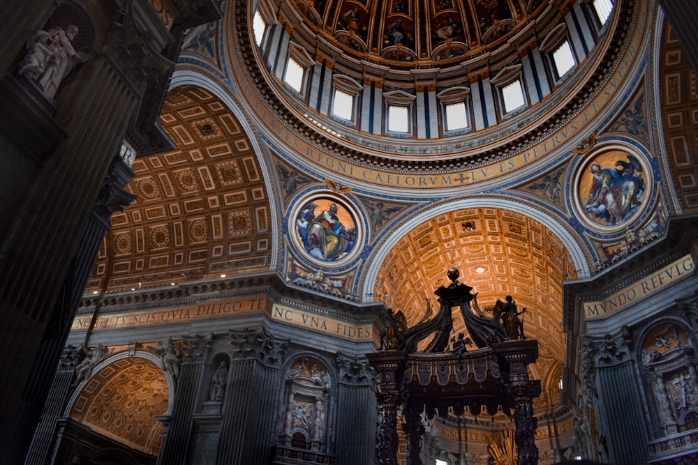 Vista angolare bassa del soffitto della cattedrale