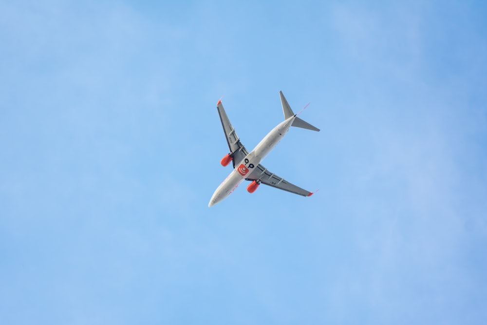 Avión blanco y rojo en el cielo