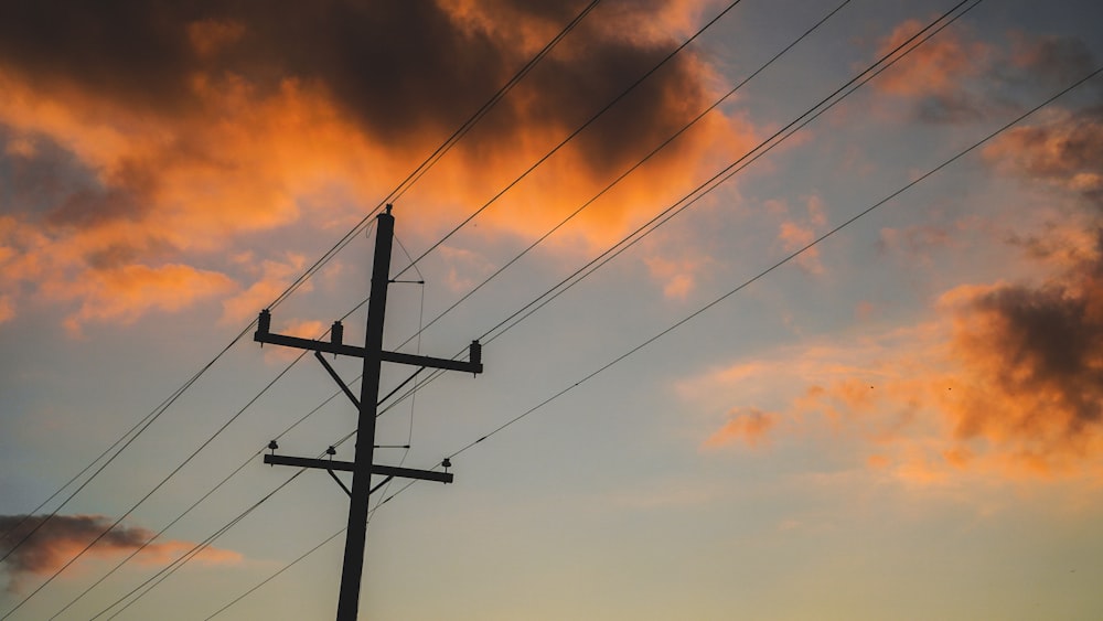 Poste eléctrico negro bajo el cielo nublado durante el día