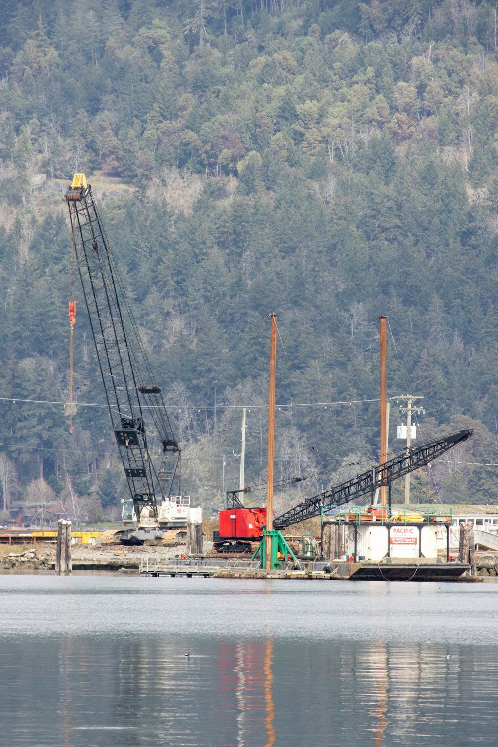 Roter und weißer Kran tagsüber im Dock