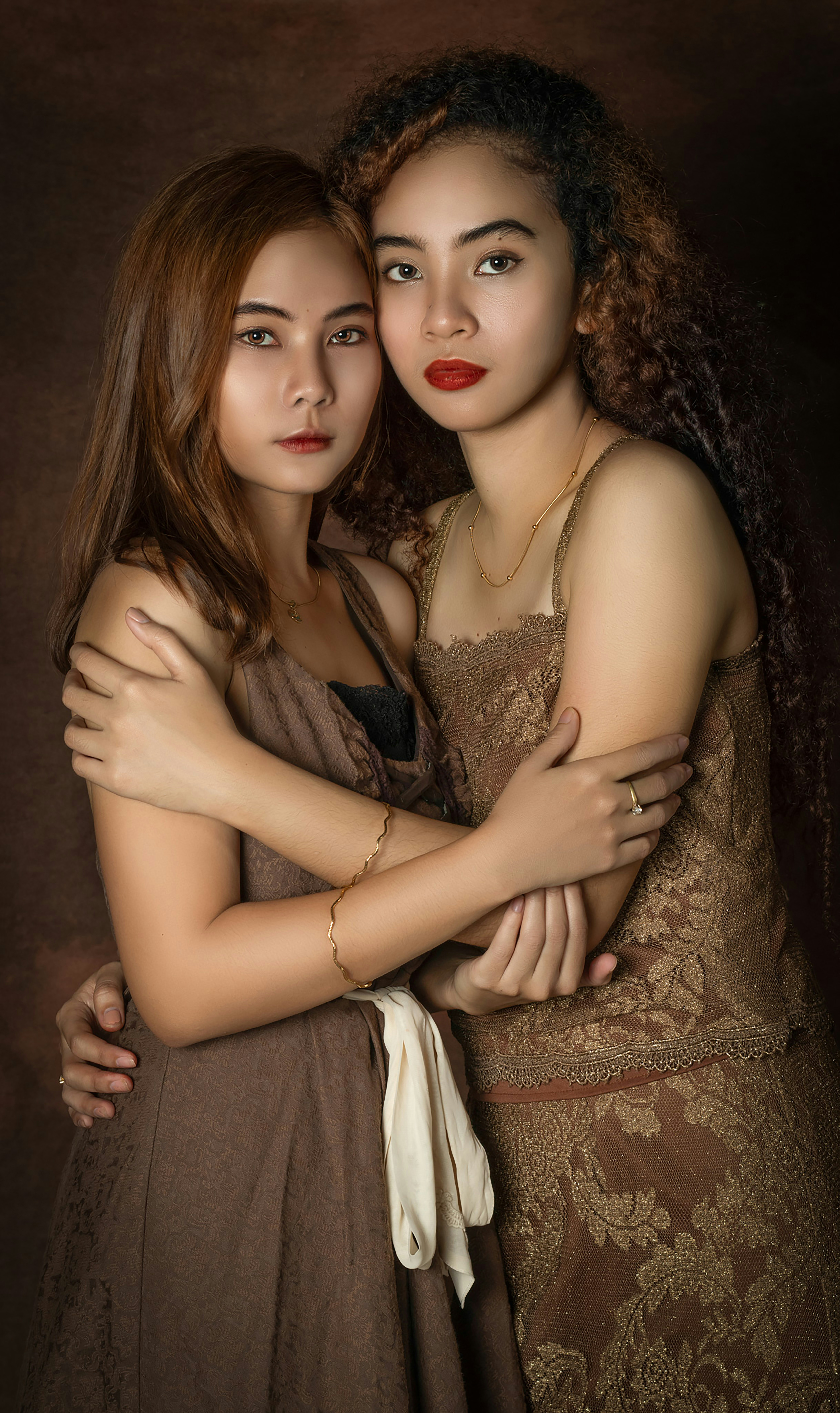 wanita dengan gaun tanpa lengan bunga coklat dan putih