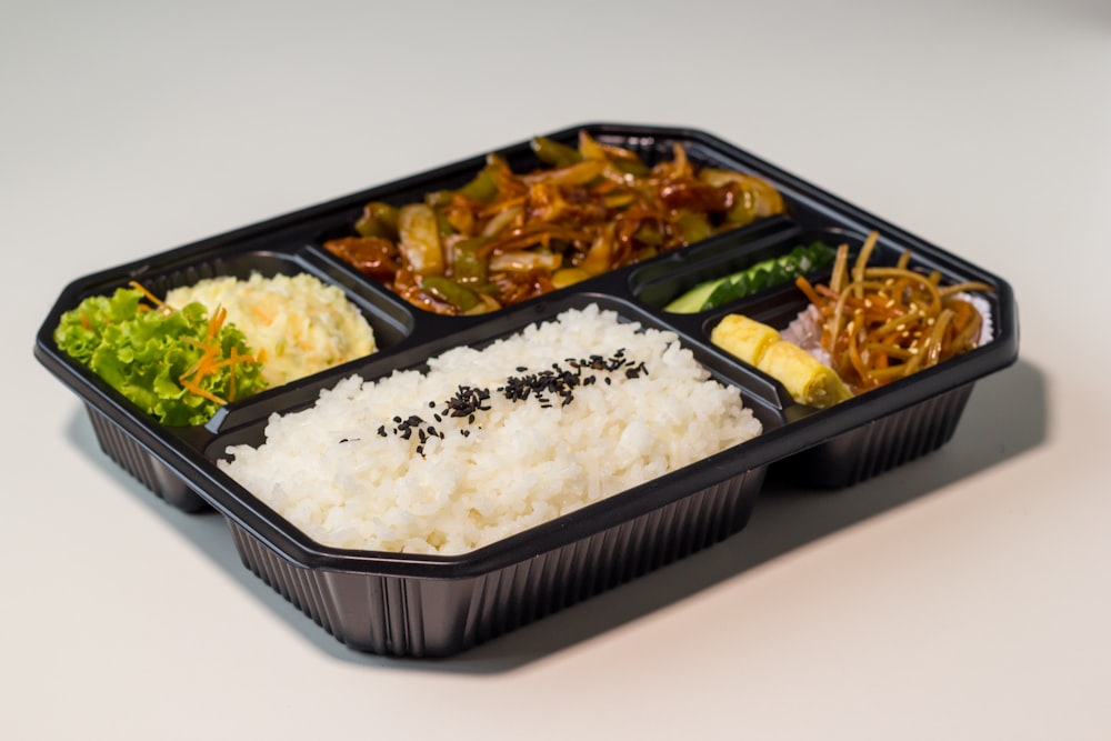 arroz com prato de carne e legumes