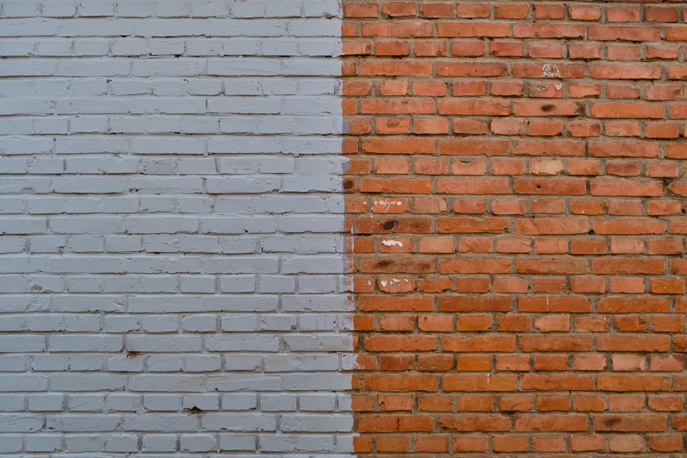 Mur de briques blanches et brunes