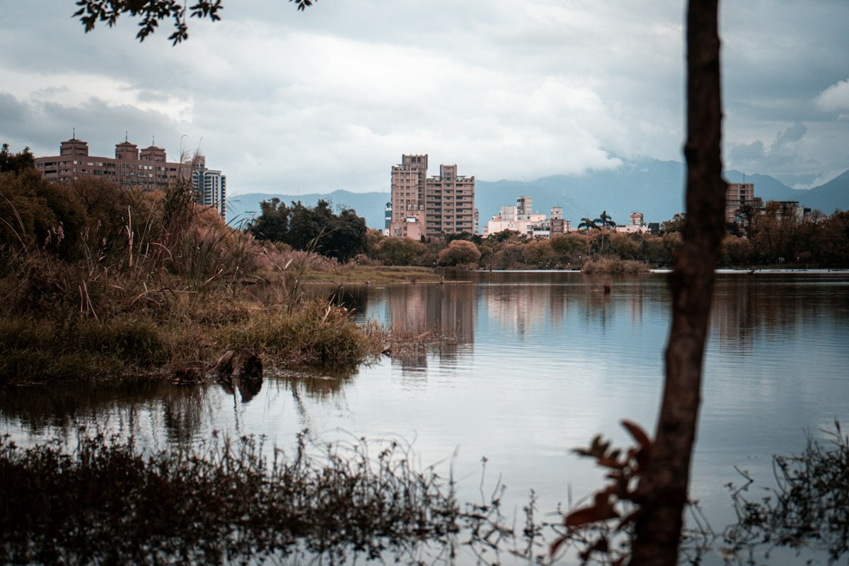 羅東一帶的水岸與市區建築，遠方是山脈