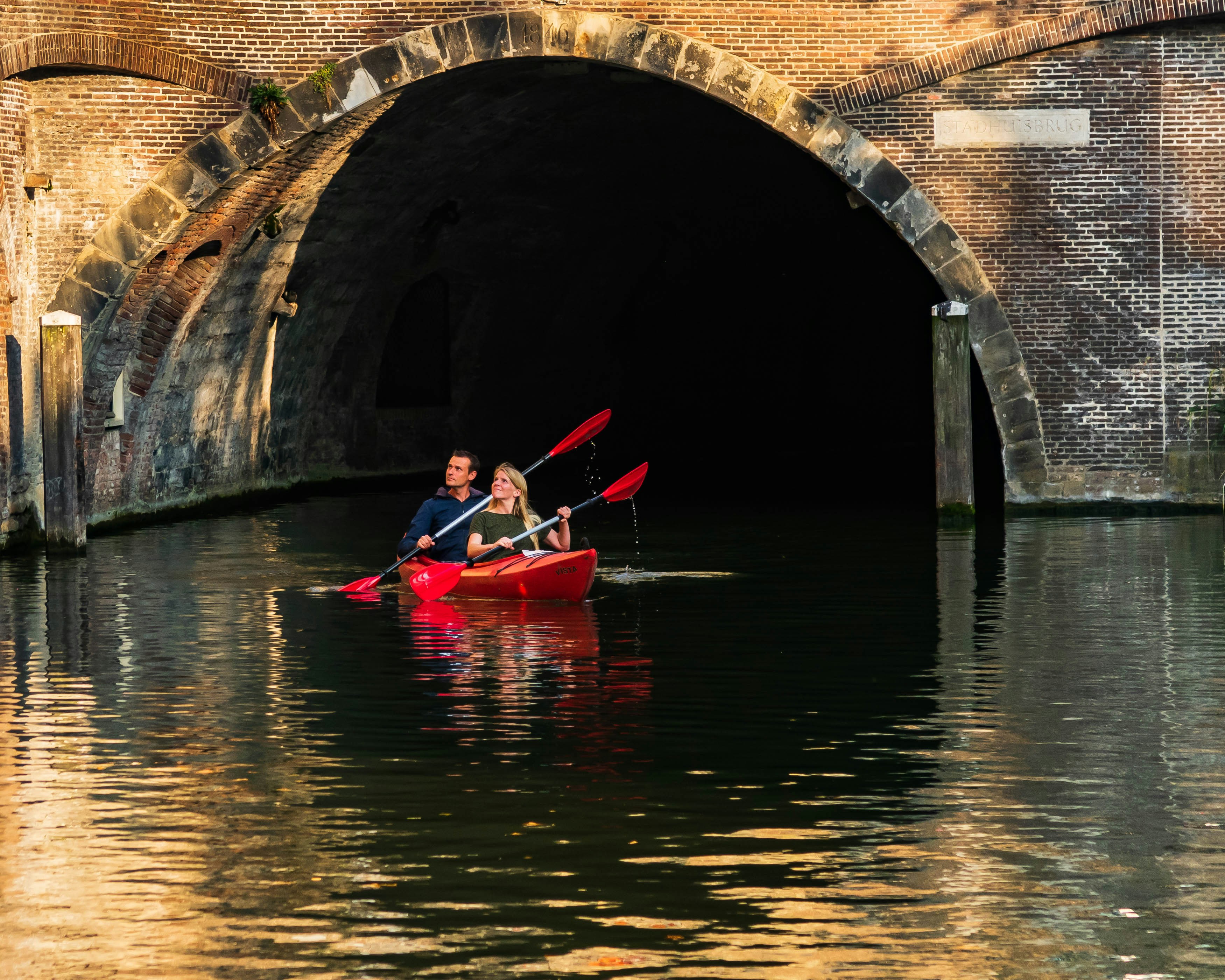 Una pareja realiza un tour en kayak por los canales de Utrecht [(c)Foto: Alp Ancel/Unsplash]
