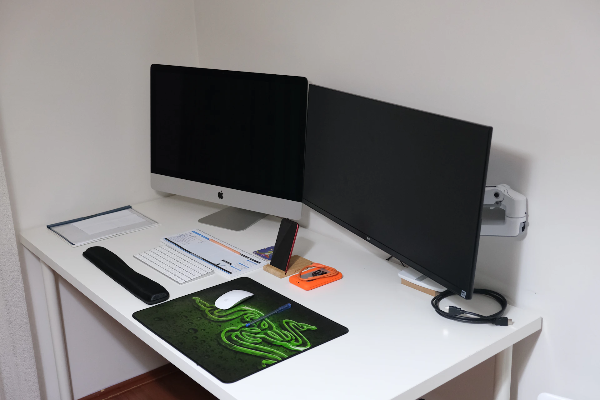 silver imac on white table