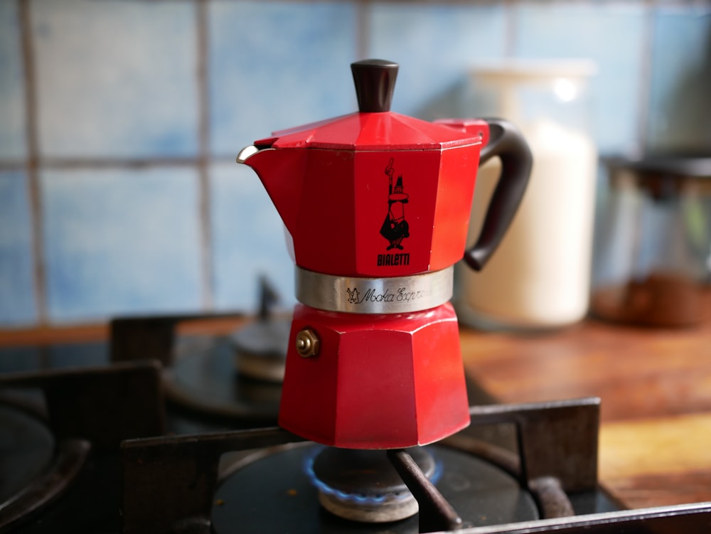 cafetière rouge et argent