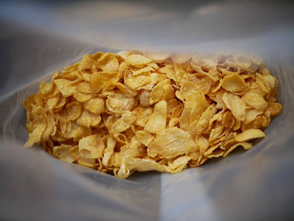 Braune Chips auf weißem Papier