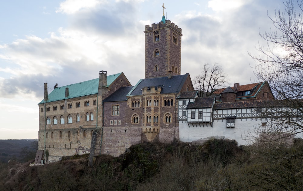 Weißer und brauner Betonbau unter weißen Wolken tagsüber