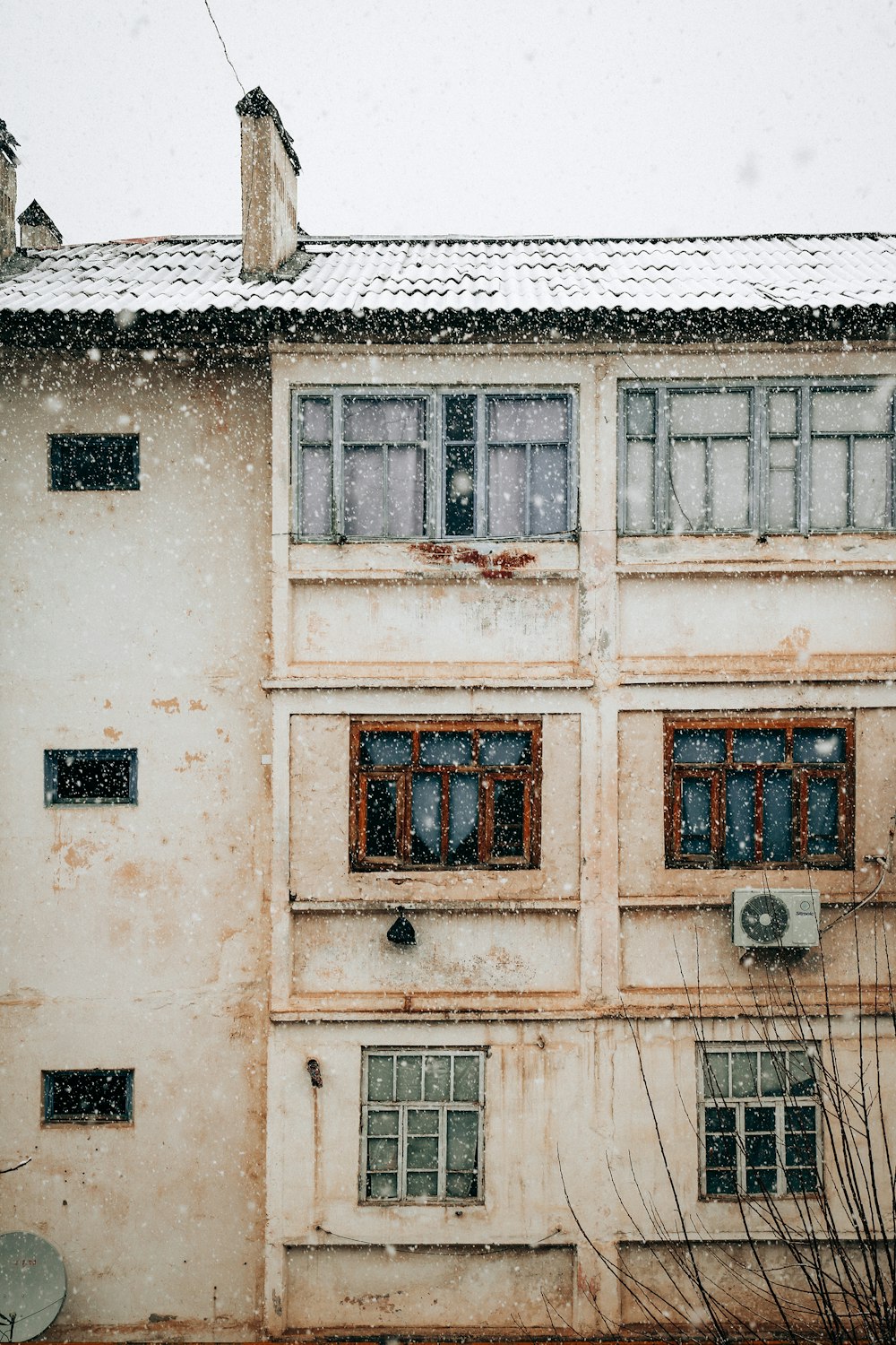 edificio in cemento bianco e marrone