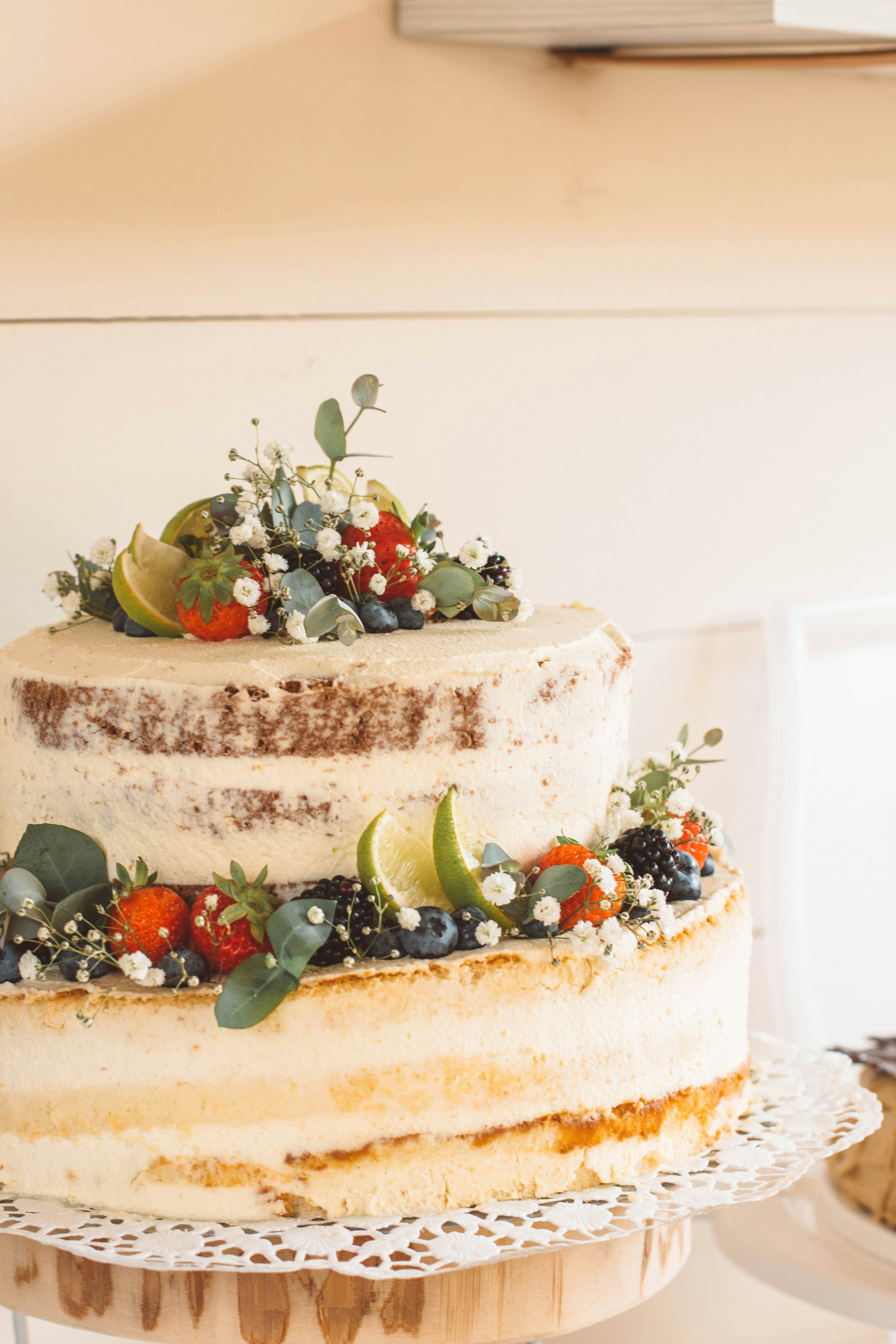 갈색 빵에 얇게 썬 과일