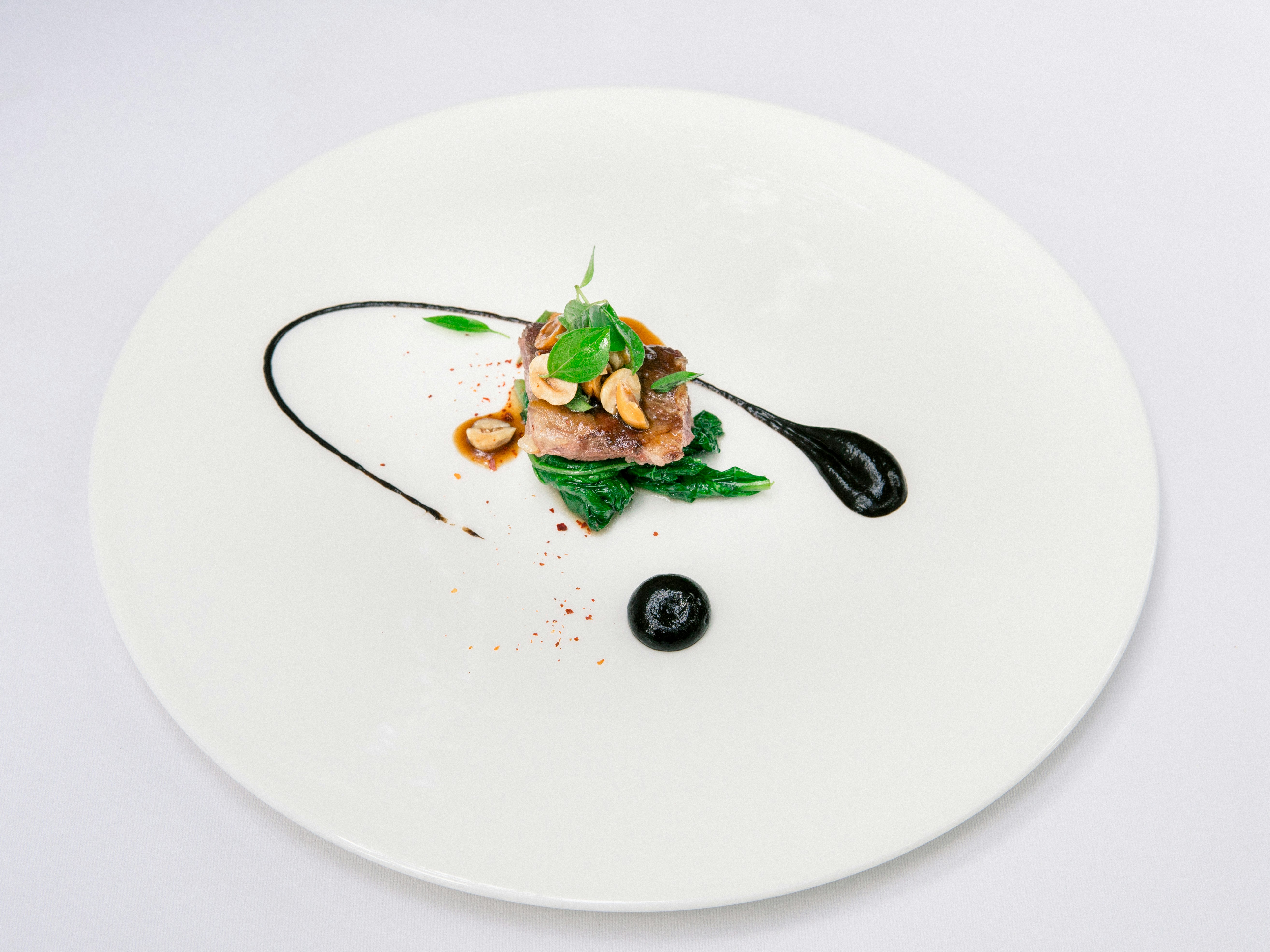 La géométrie du beau : comment les chefs étoilés transforment l'assiette en œuvre d'art