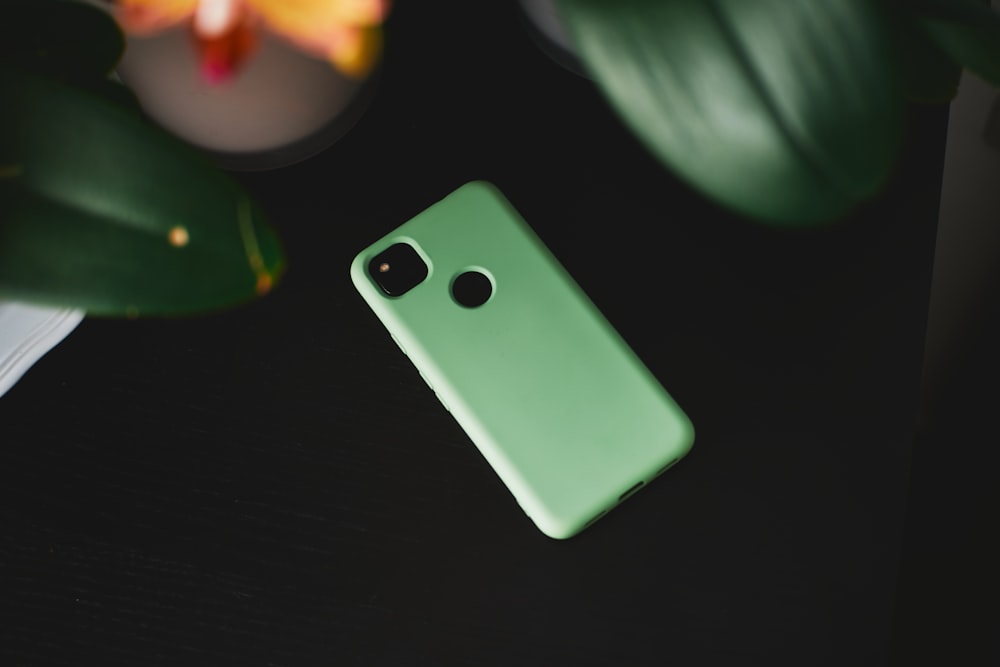 黒のテキスタイルに緑のiPhoneケース
