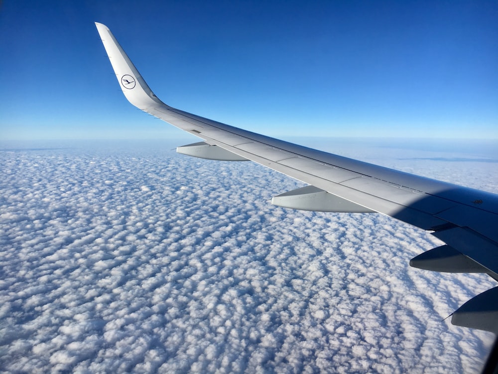 昼間の白い雲に白い飛行機の翼