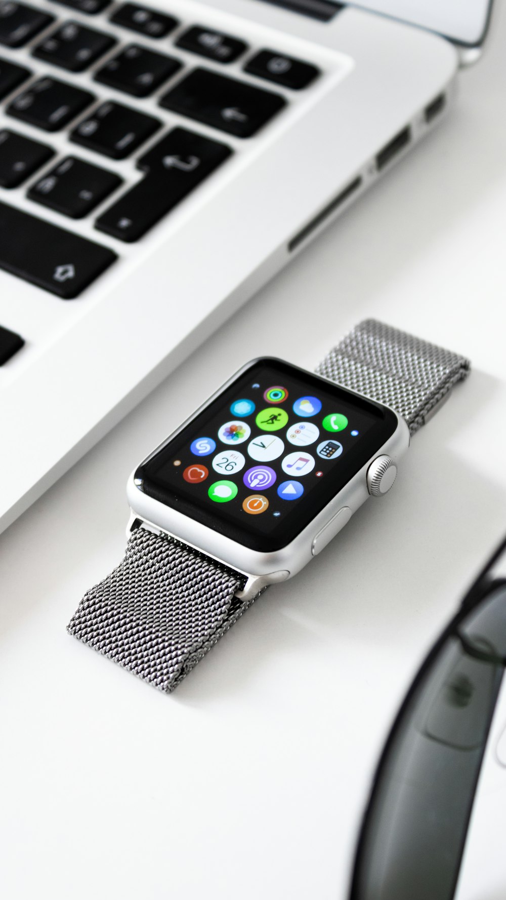 Silbernes Aluminiumgehäuse Apple Watch mit weißem Nike Sportarmband