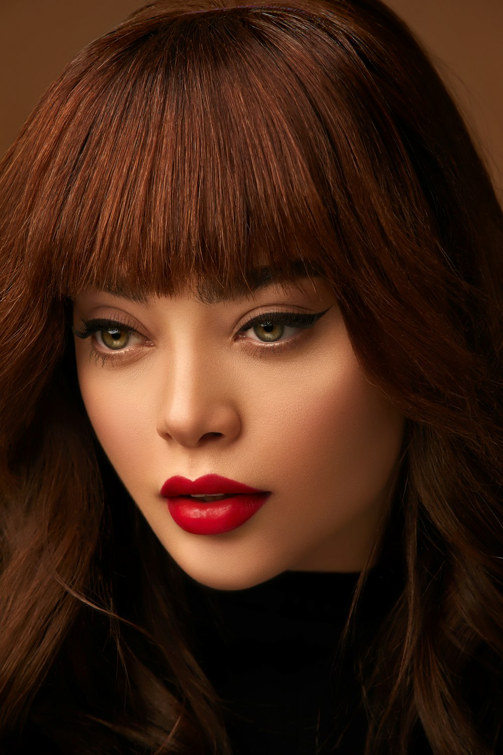 Mujer con lápiz labial rojo y cabello rubio