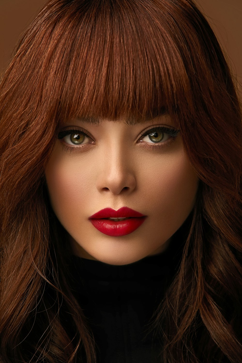 femme aux cheveux roux et au rouge à lèvres noir