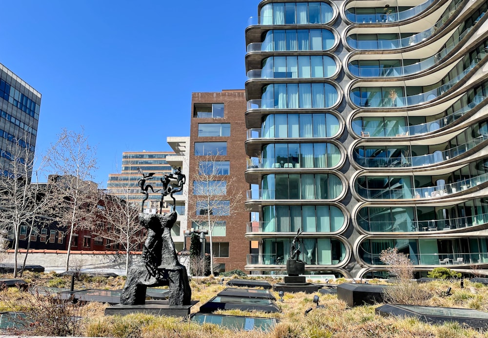 black and white statue near brown concrete building during daytime