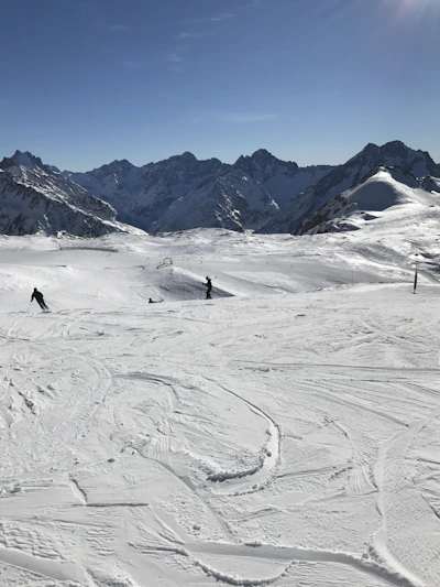 A panoramic view of Cerro Perito Moreno ski slopes under a clear blue sky with skiers enjoying the day.