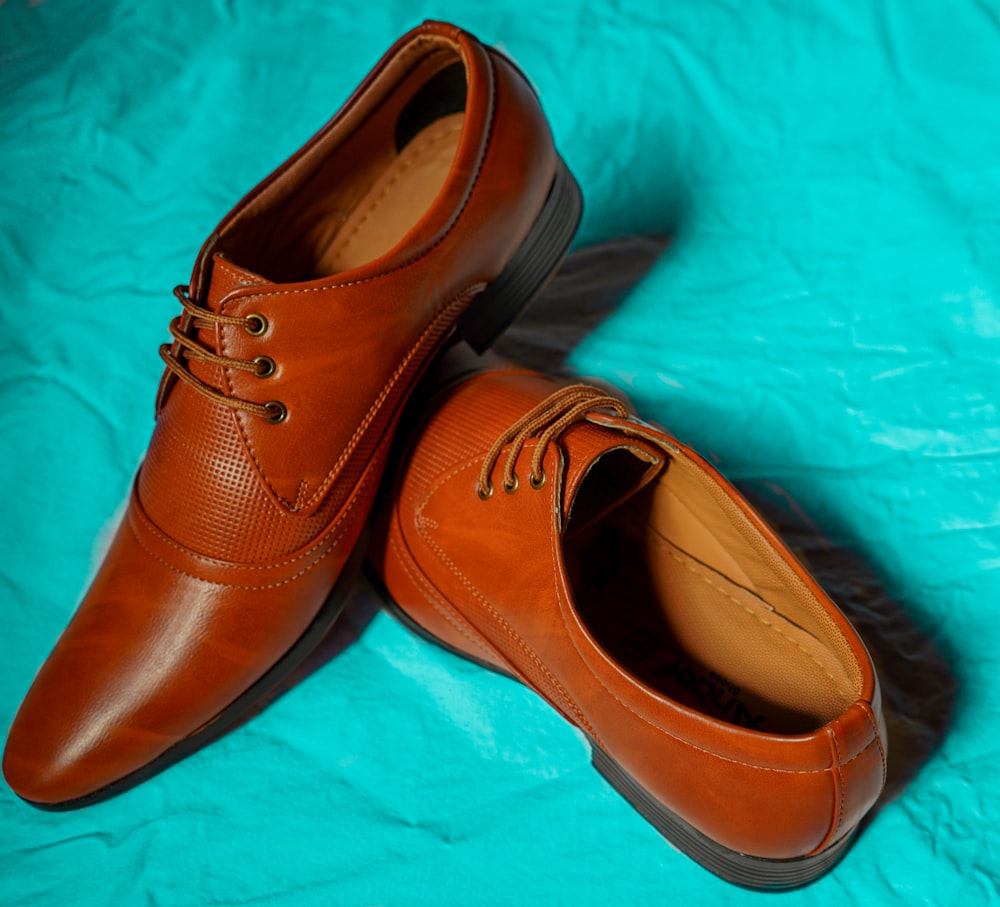 sapatos de couro marrom em tecido azul-petróleo