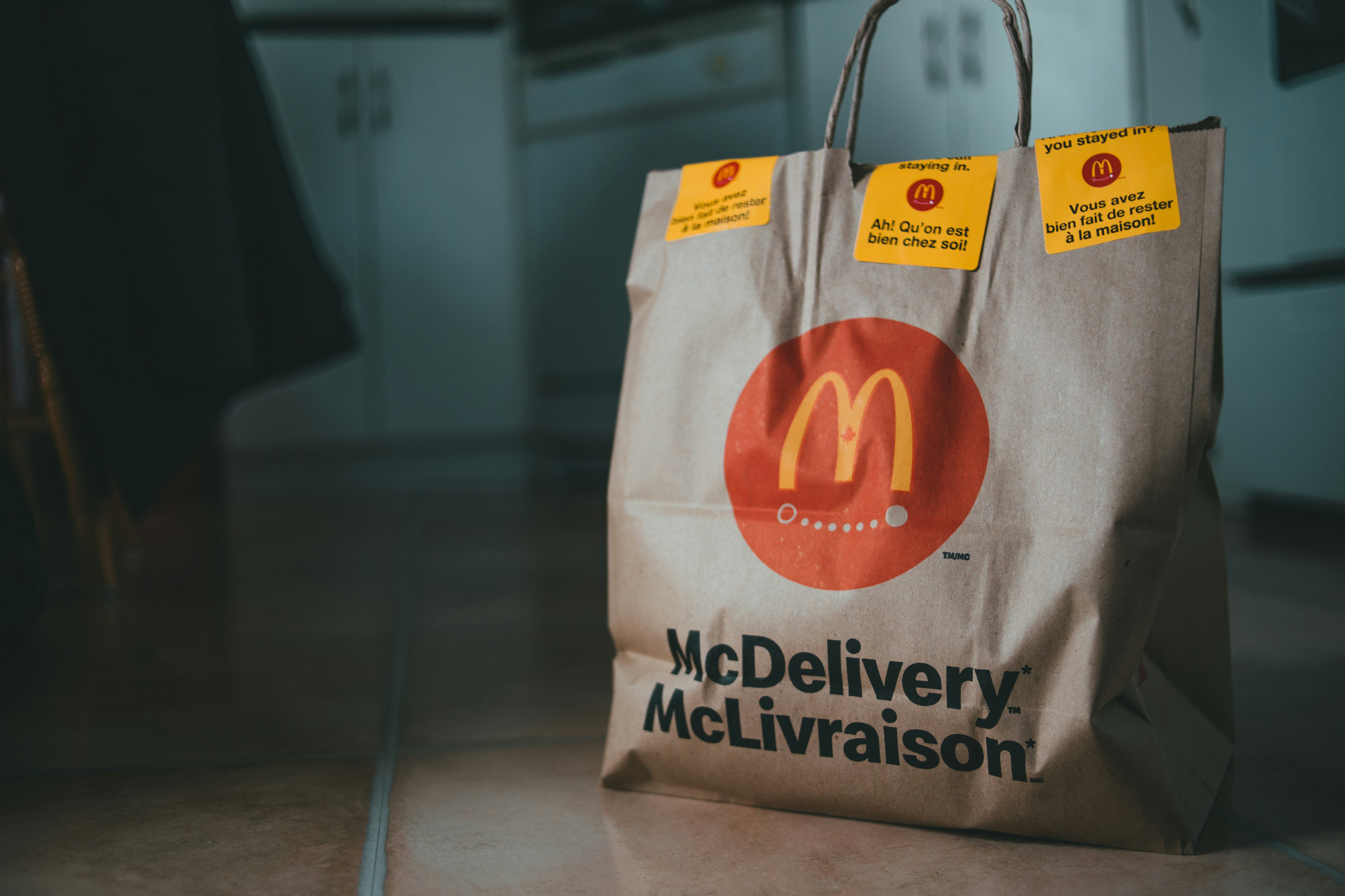 https://images.unsplash.com/photo-1616696269042-7a27b57a6808?ixid=M3w2MjYzNjJ8MHwxfHNlYXJjaHw2fHxNY0RvbmFsZCUyN3N8ZW58MHwwfHx8MTcyMjI5MTY2NXww&ixlib=rb-4.0.3
