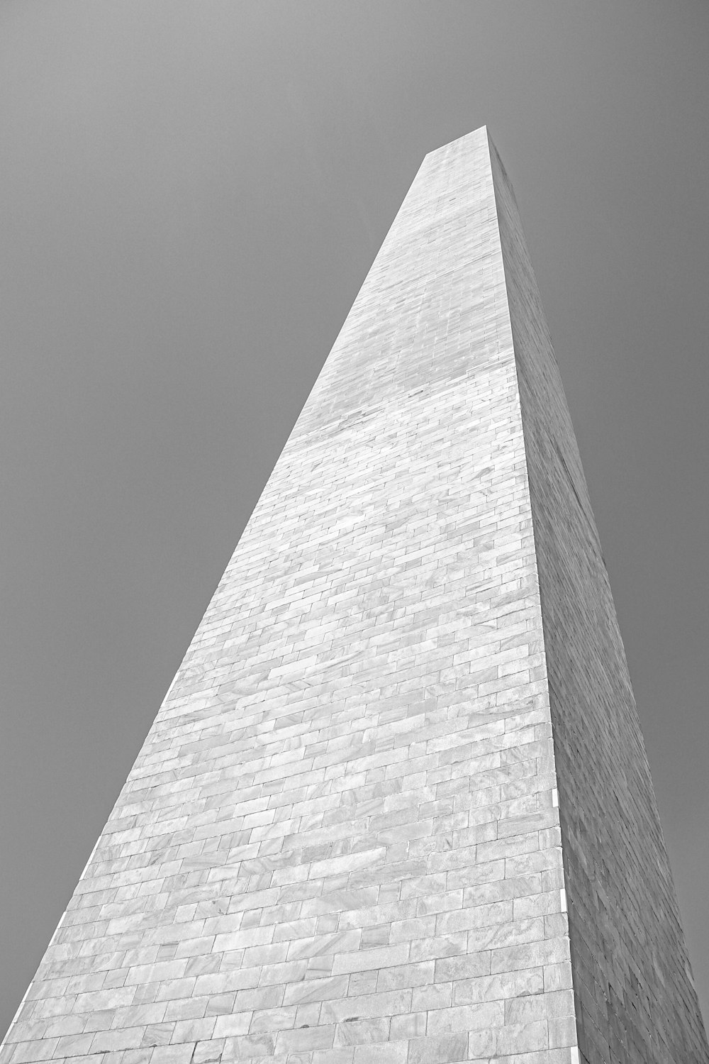 Photo en niveaux de gris d’un bâtiment en béton