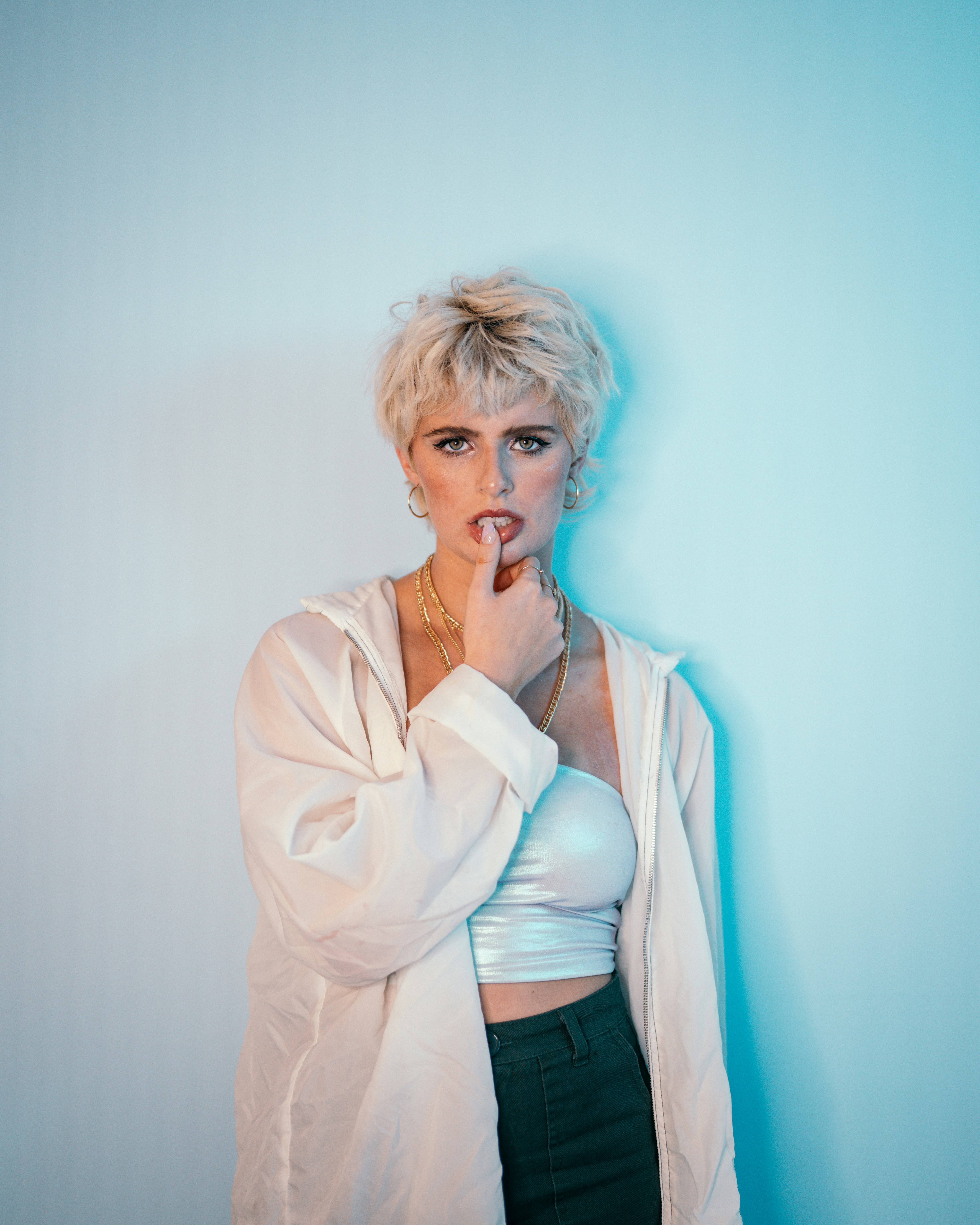 Mujer con blazer blanco y pantalón negro