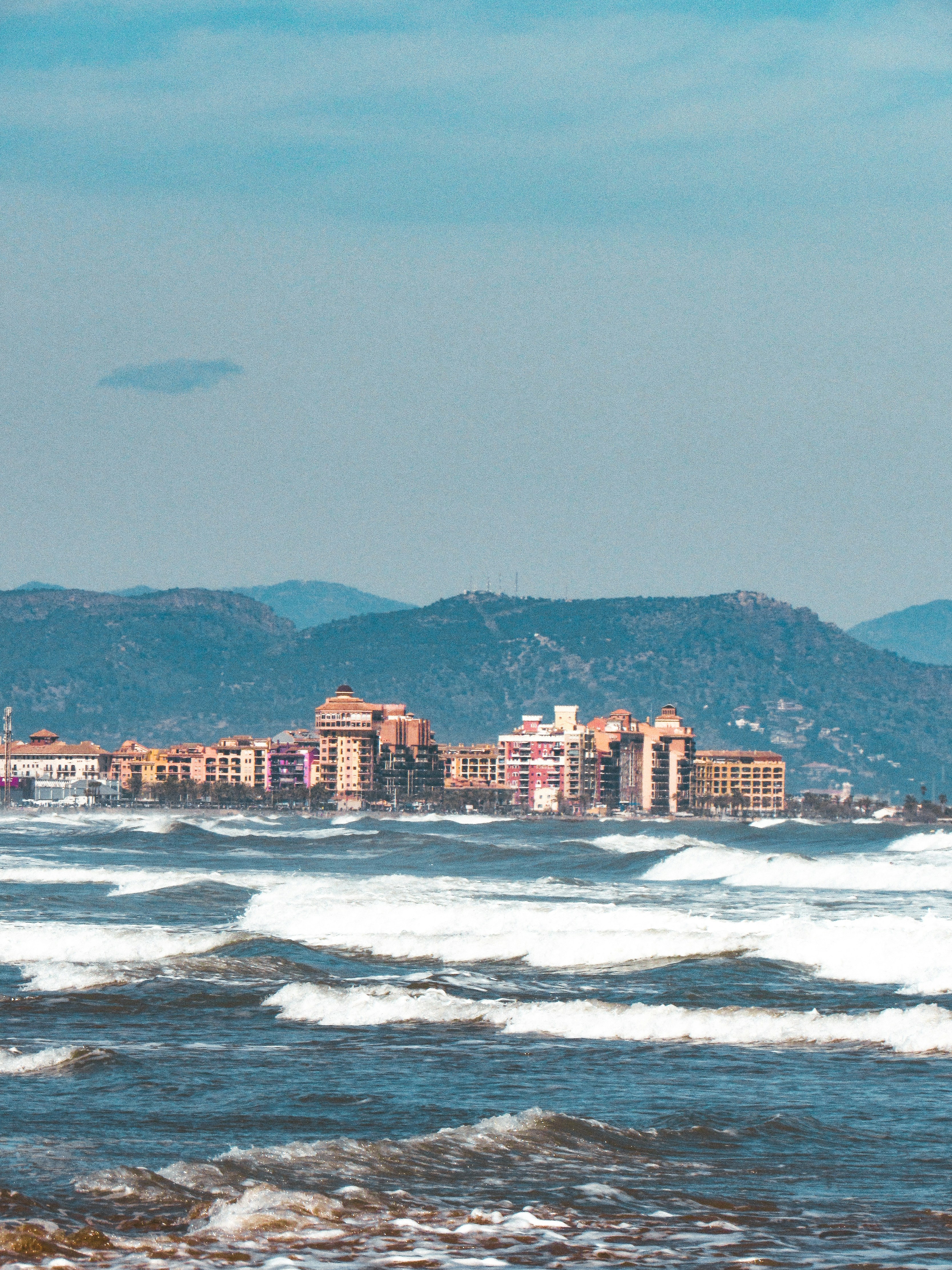 Paseo sereno por la playa valenciana con olas del mar