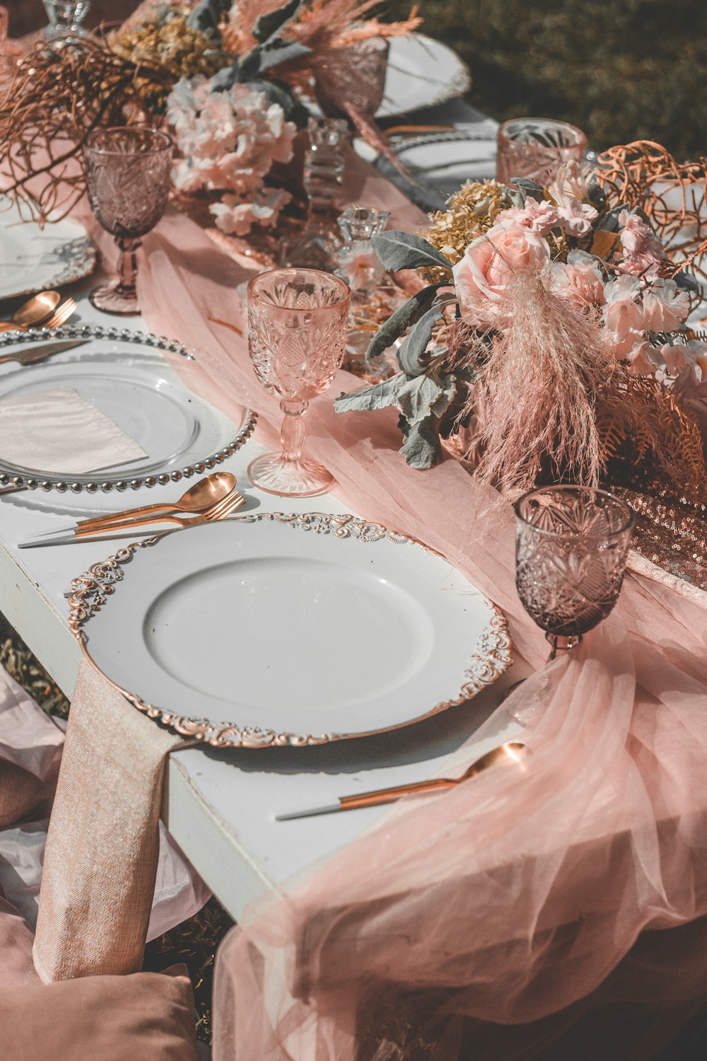 rosa und weiße geblümte Tischdecke