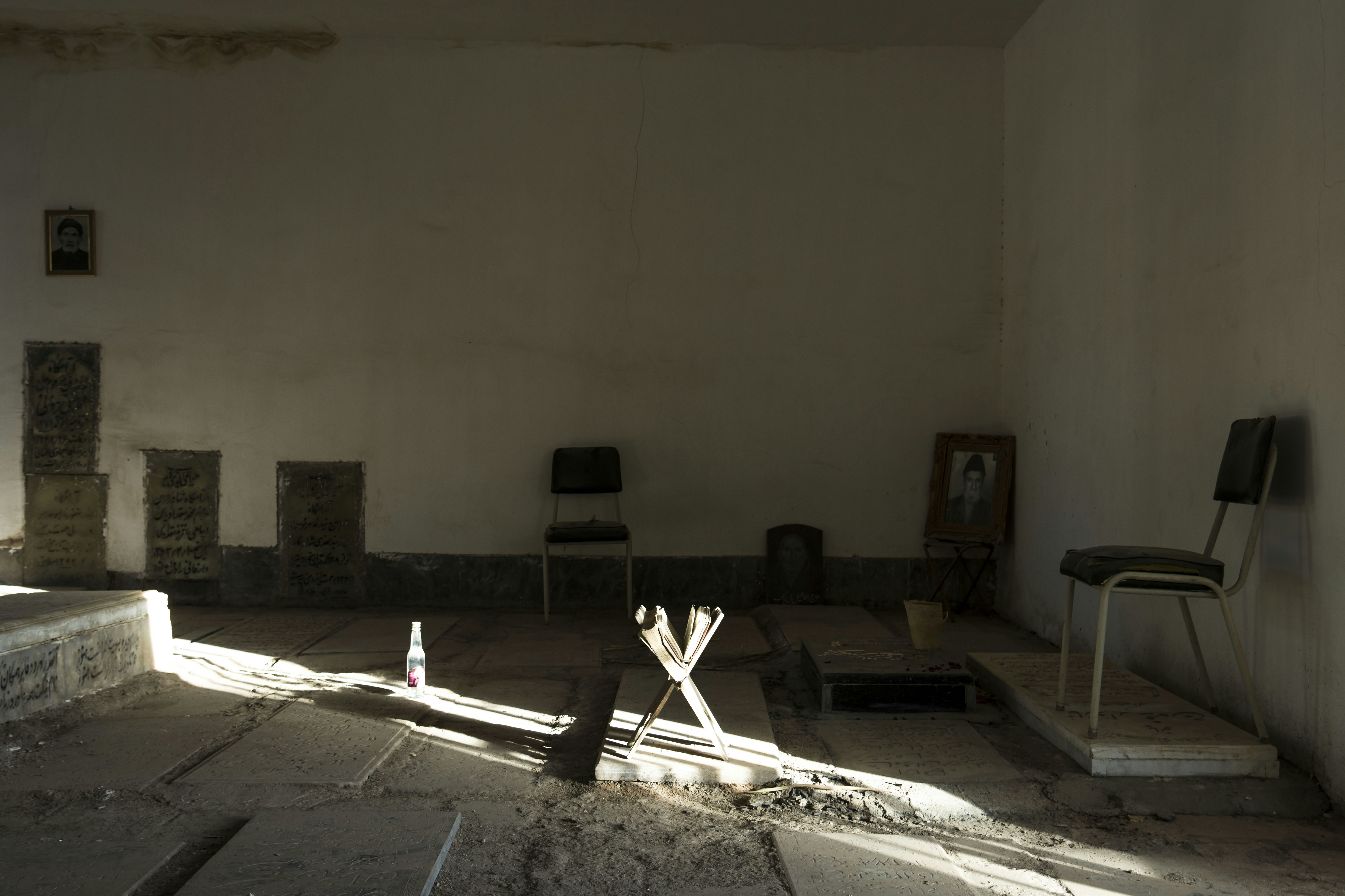 sedia in legno bianco e nero