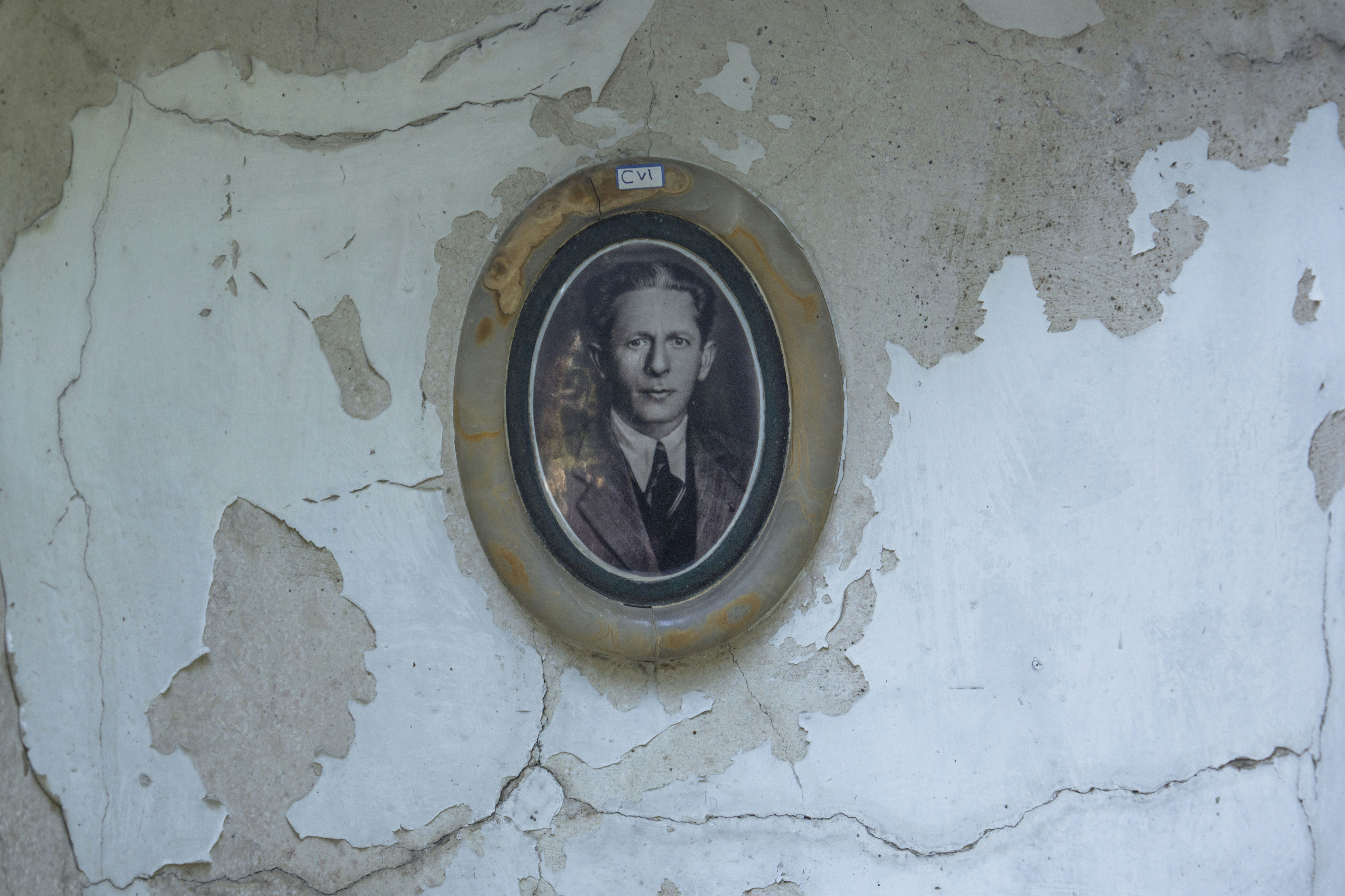 woman in black shirt round frame