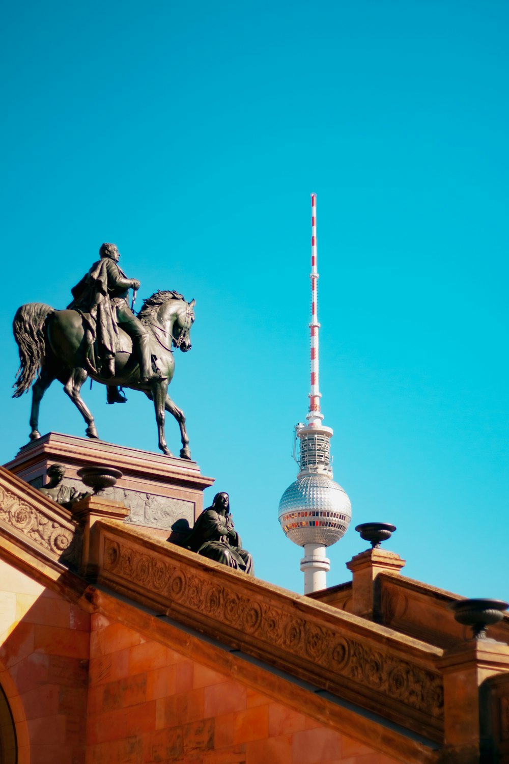 man riding horse statue during daytime