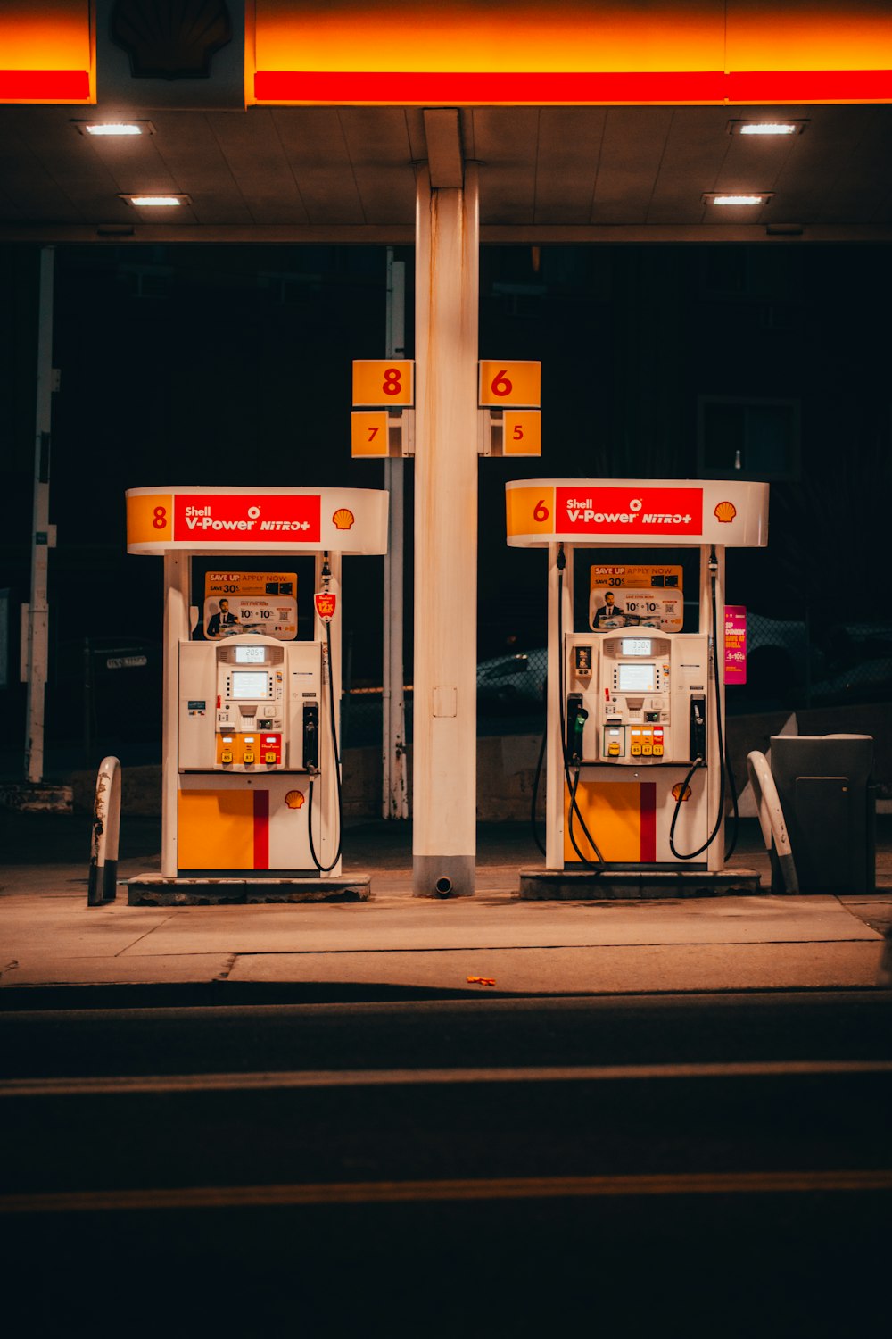 Bomba de gasolina blanca y roja