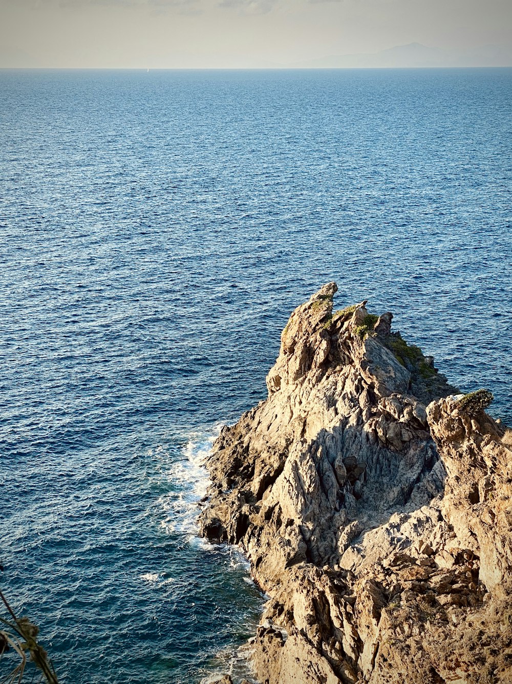 Formazione rocciosa marrone sul mare durante il giorno