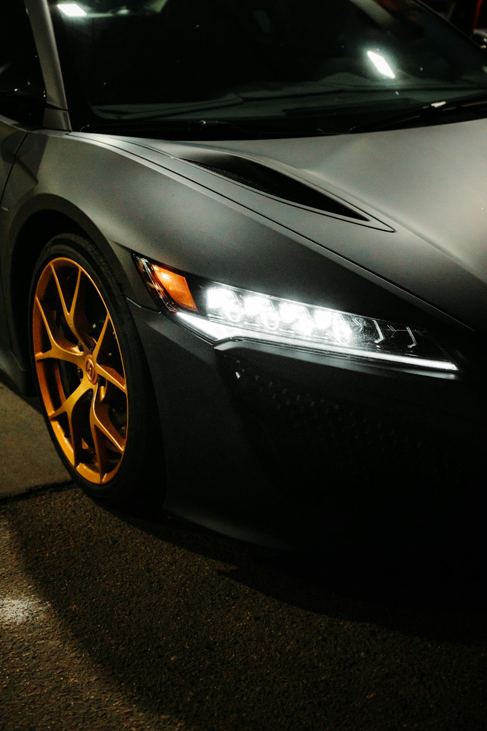 voiture noire avec roue jaune