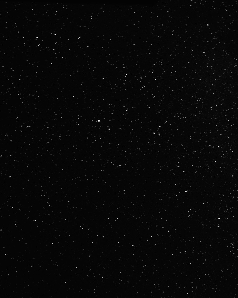 Estrelas em preto e branco no céu