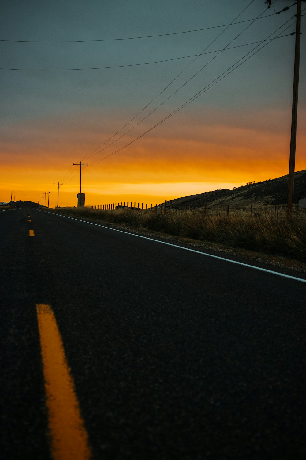 route asphaltée noire au coucher du soleil