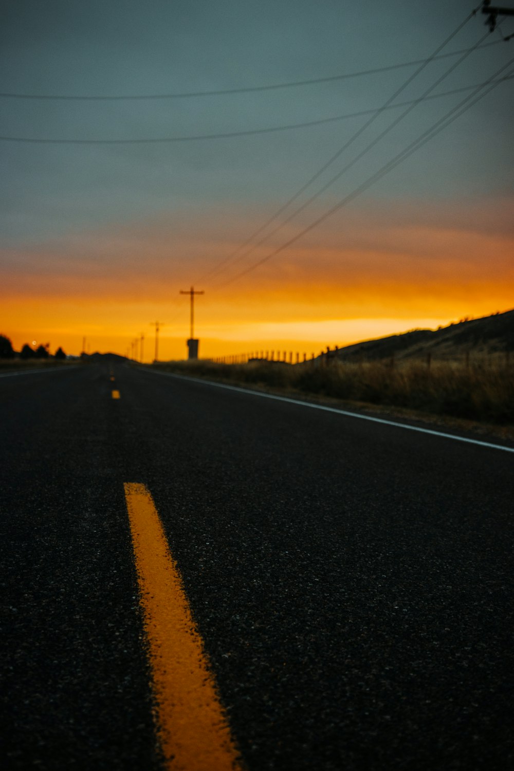 route asphaltée noire au coucher du soleil
