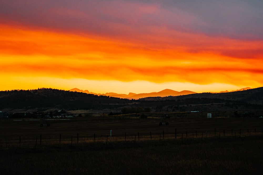 silhouette de montagnes au coucher du soleil