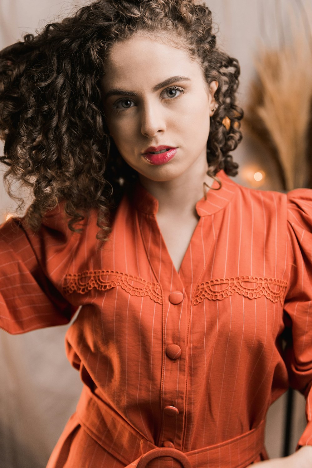빨간색과 흰색 격자 무늬 버튼 업 셔츠를 입은 여자