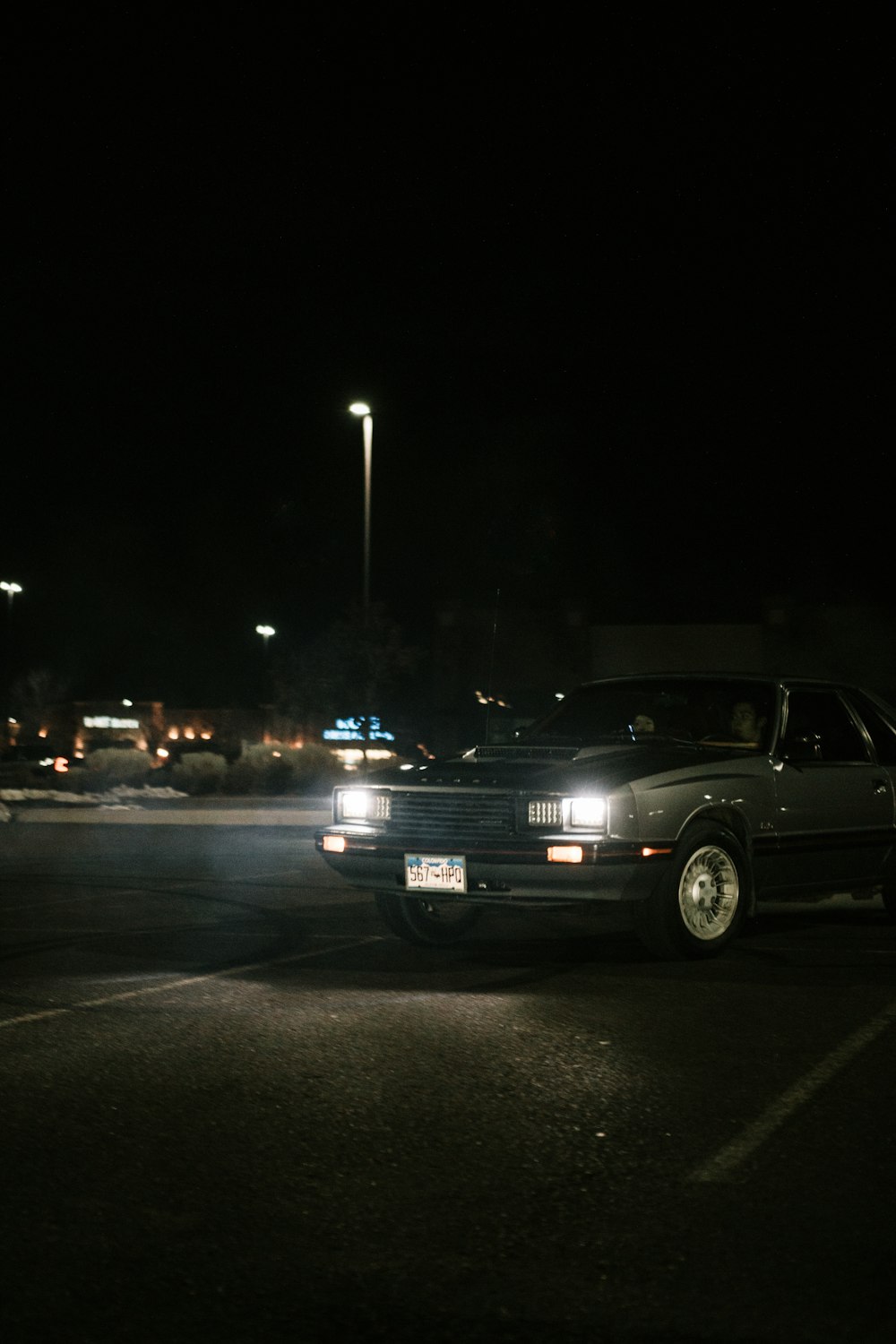 carro chevrolet preto na estrada durante a noite