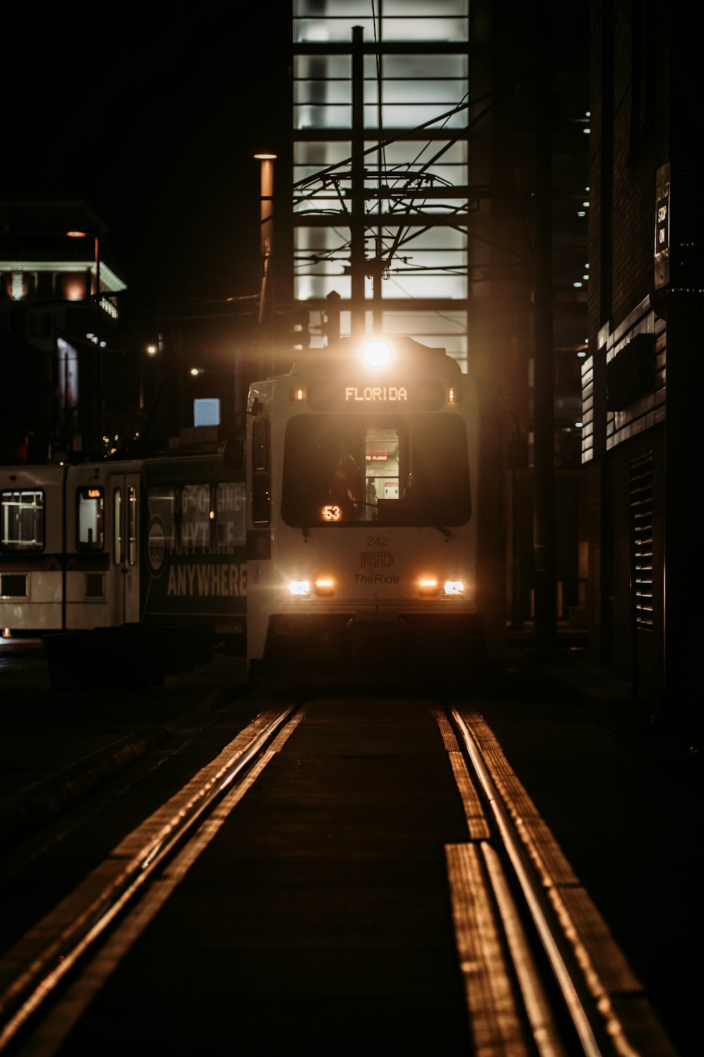 夜間の駅の白と黒の列車