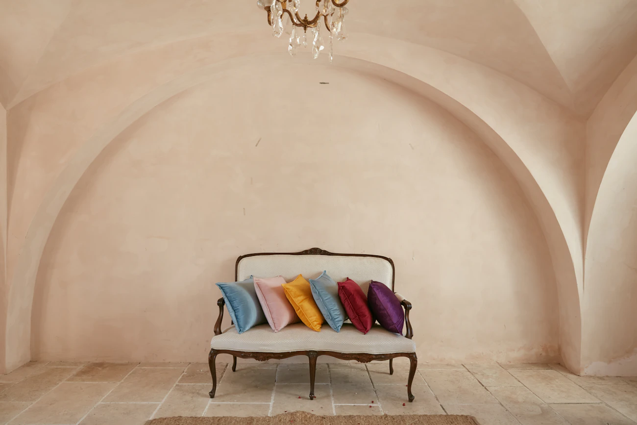 Vaulted lime-plastered room with a single settee